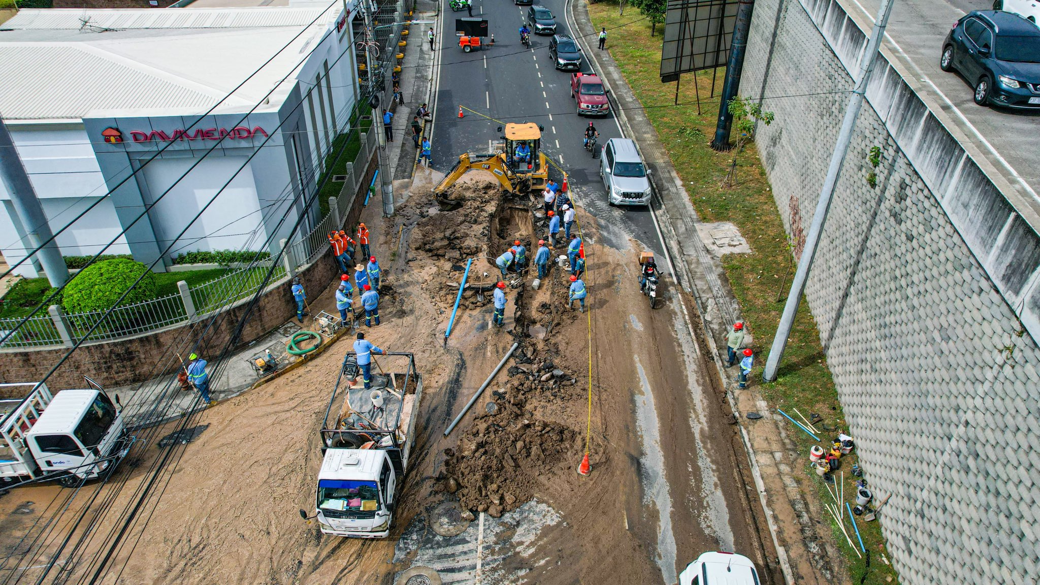 Lee más sobre el artículo Fuga de Agua en Los Próceres Genera Cárcava y Afecta el Tránsito